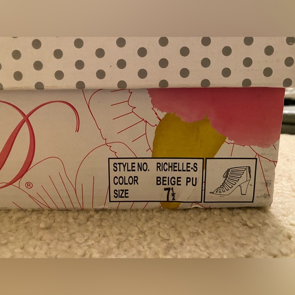 Woman’s size 7.5 beige heals - Picture 6 of 6